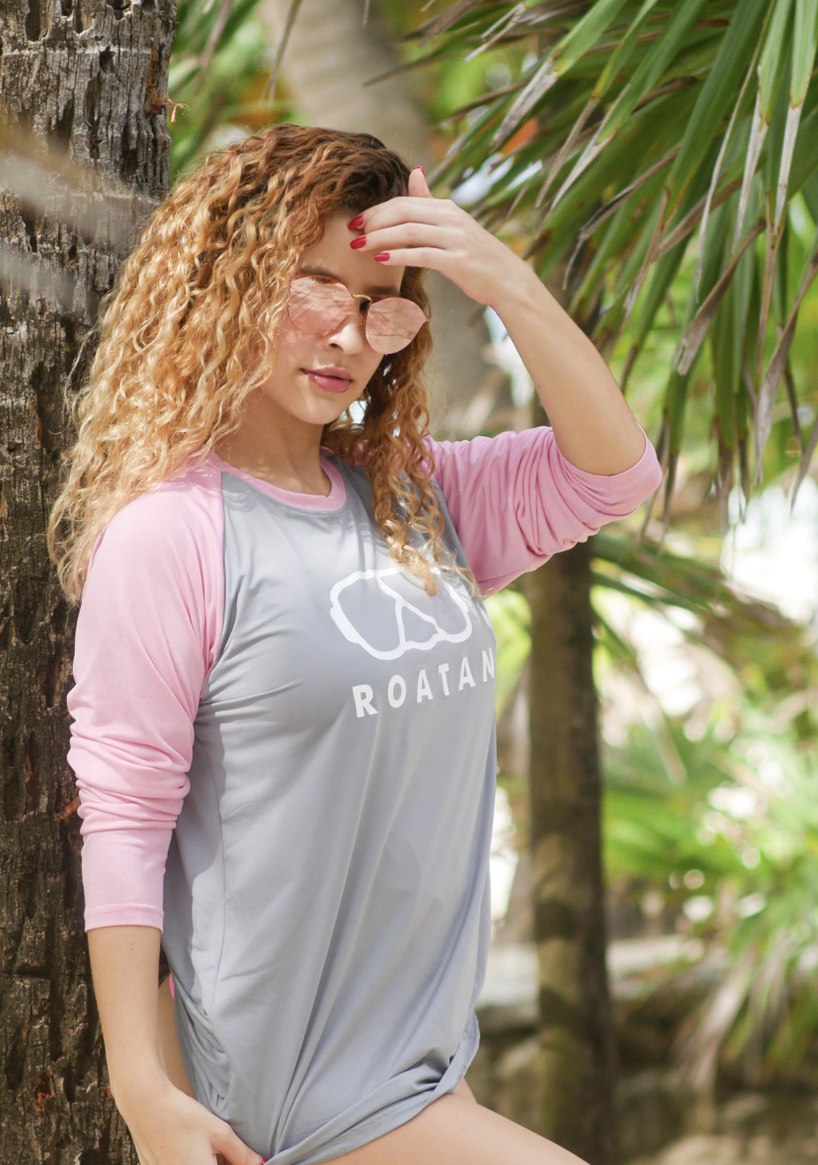 A Roatán raglan tee worn under the palms